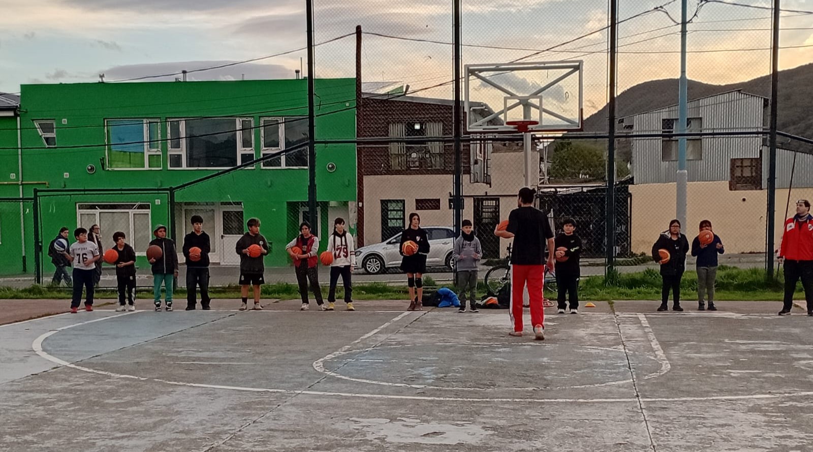 INSTITUCIONES FUEGUINAS: GALICIA IMPULSA EL DESARROLLO DEL BÁSQUET FORMATIVO EN USHUAIA Y APUNTA A LA COMPETENCIA PROVINCIAL